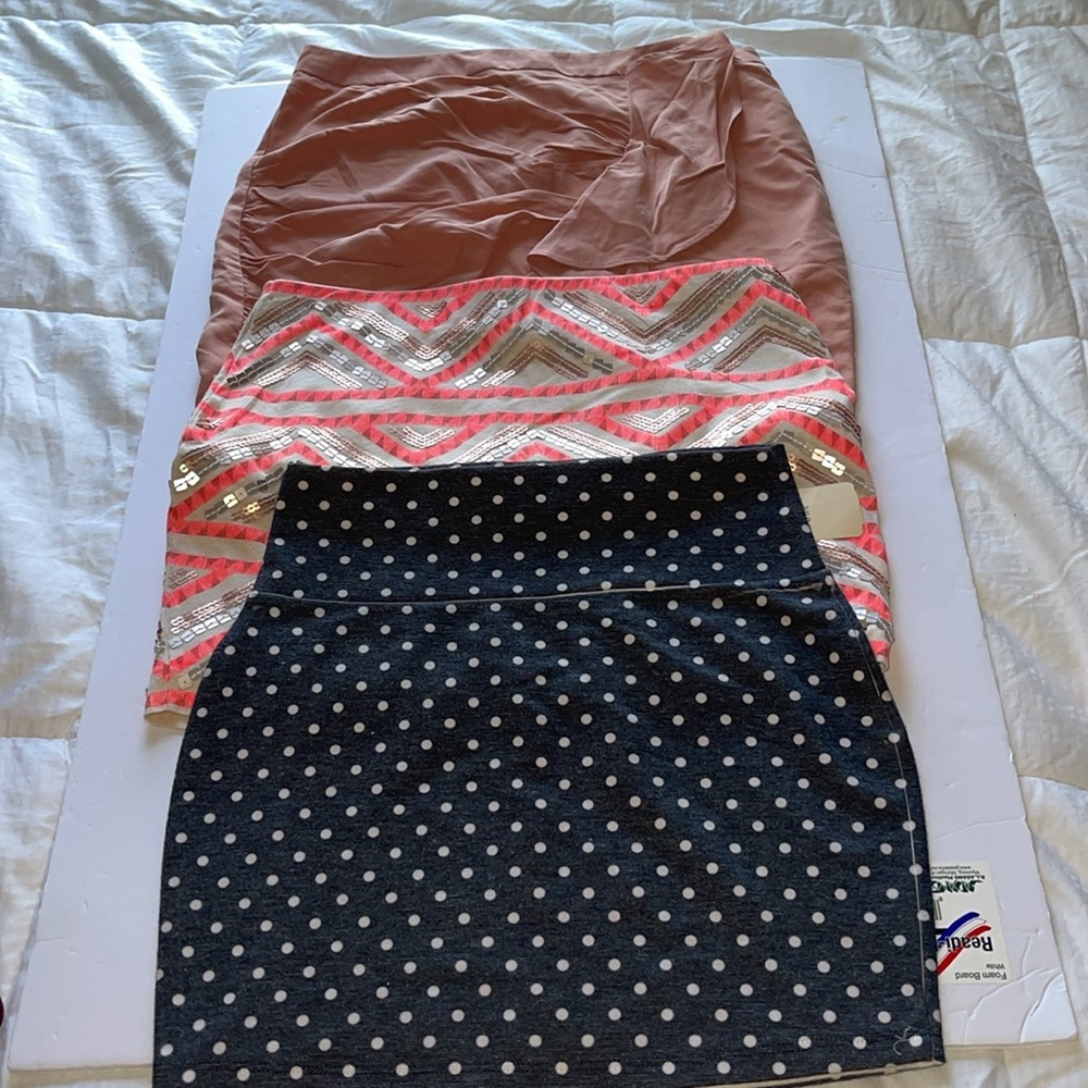 Bundle of 3 skirts brand new size S/XS brands are express forever21 and 21